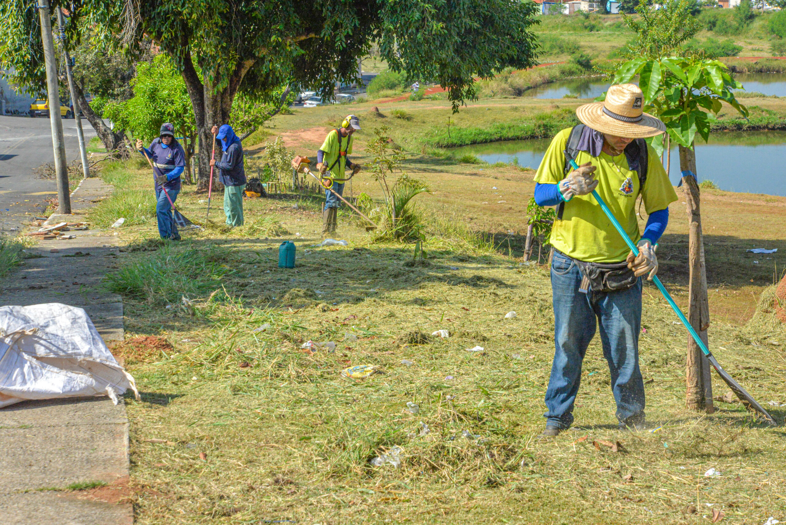 PREFEITURA ROÇA MAIS DE 148 MIL M² DE MATO E RETIRA 80 CAMINHÕES DE ENTULHOS DE 34 BAIRROS NO MÊS DE MARÇO