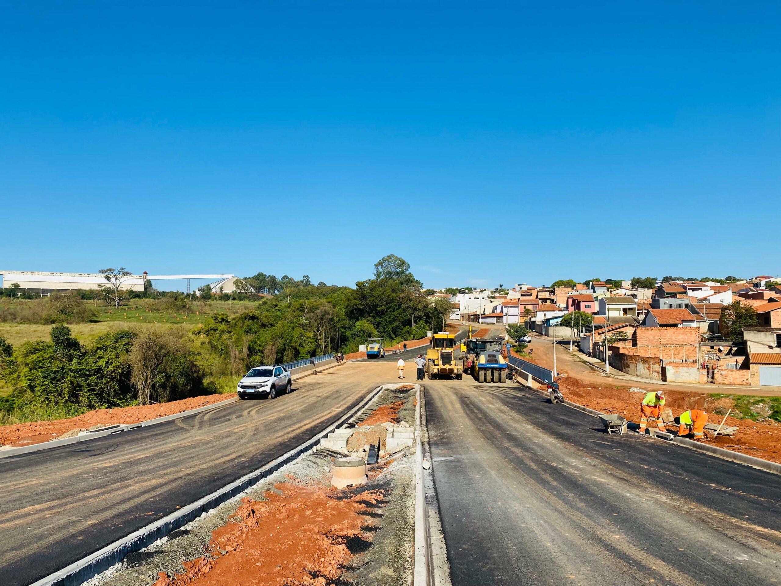 NOVO ACESSO ENTRE OS BAIRROS JD. MANOEL DE ABREU E JD. LÍRIO ENTRA EM FASE FINAL DE PAVIMENTAÇÃO ASFÁLTICA
