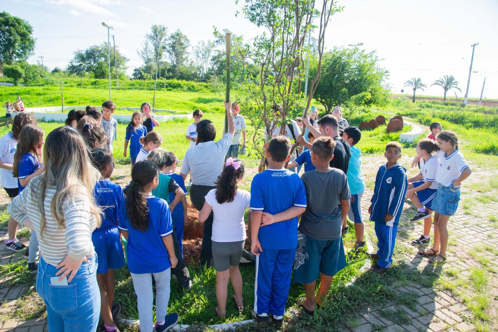 SEMANA DO MEIO AMBIENTE EM TATUÍ TEM MUTIRÃO DE PLANTIO, DOAÇÃO DE MUDAS E AÇÕES EDUCATIVAS