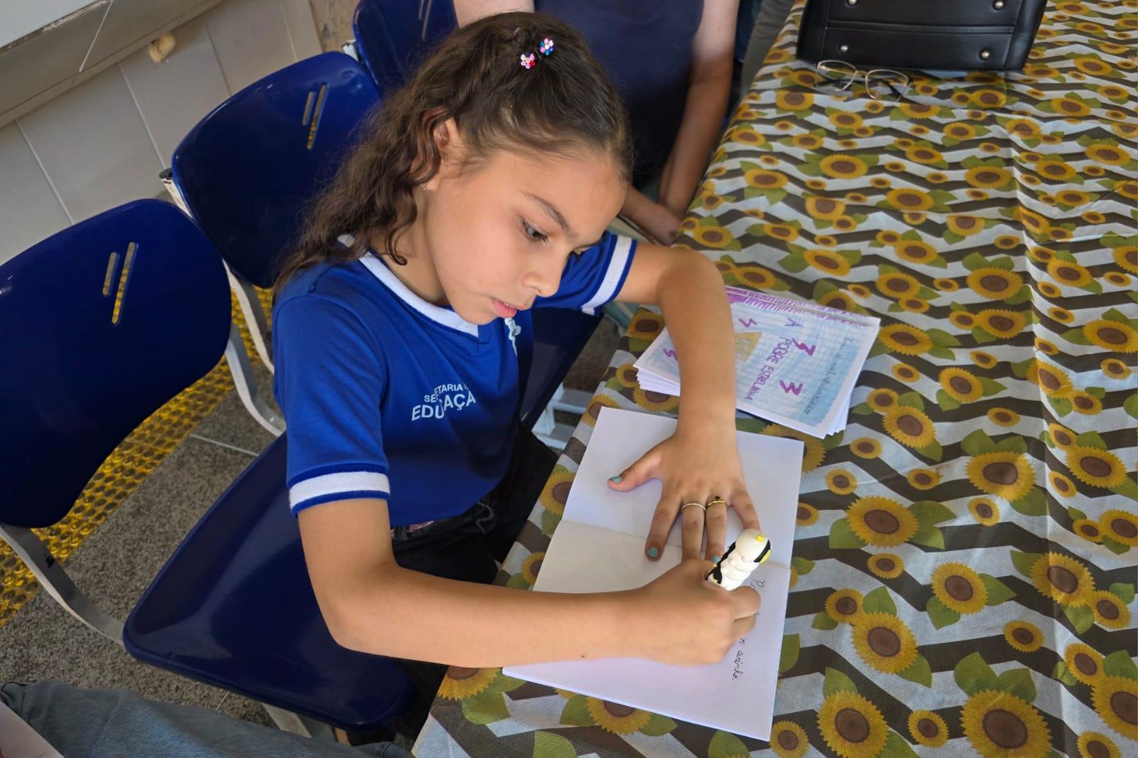 EMEF “TERESINHA VIEIRA DE CAMARGO BARROS” CELEBRA LANÇAMENTO DO LIVRO “A POBRE ESTRELINHA”, ESCRITO POR ALUNA DO 2º ANO