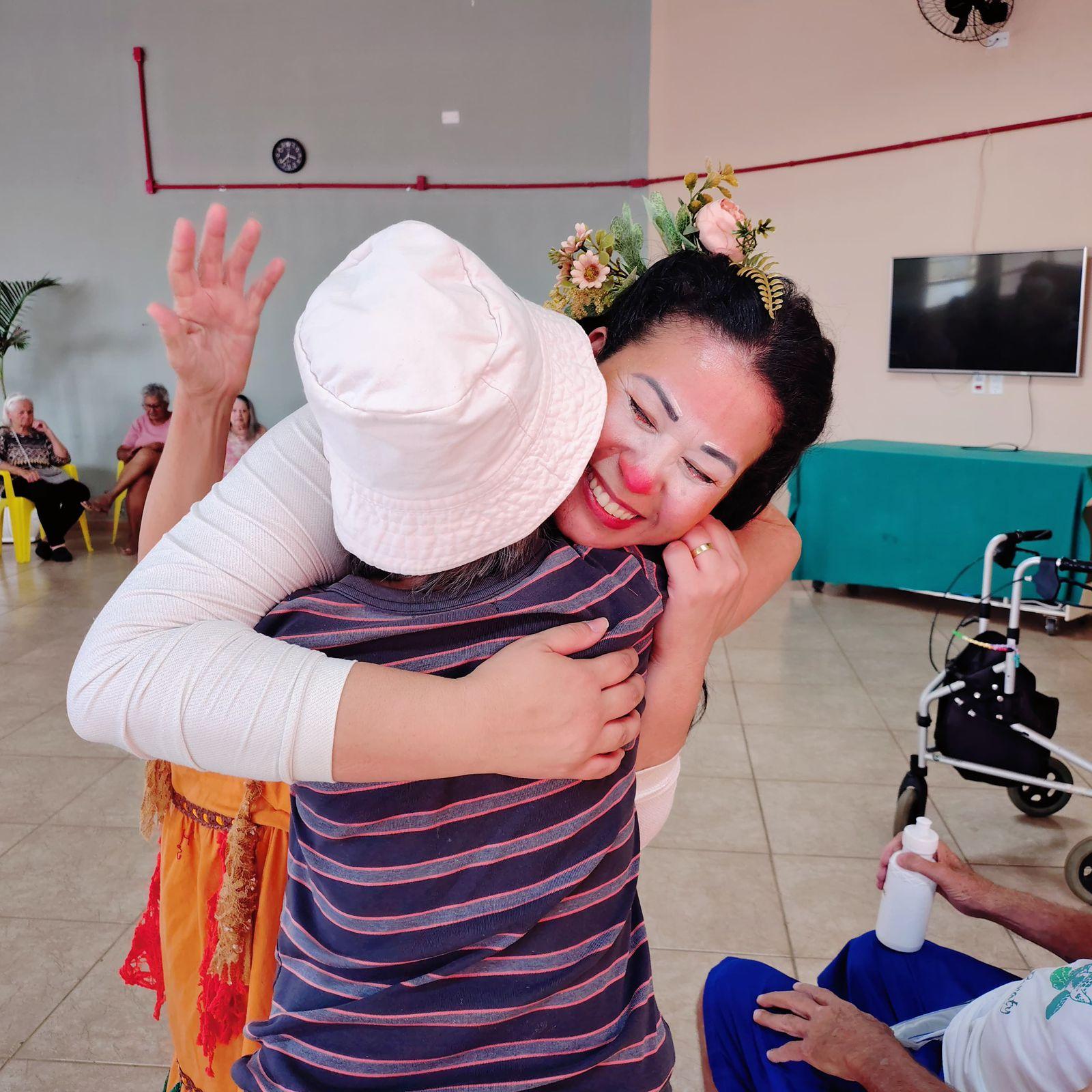 TRUPE DE 2 EMOCIONA IDOSOS DO LAR SÃO VICENTE DE PAULO COM O PROJETO “FESTEJANDO MEMÓRIAS”
