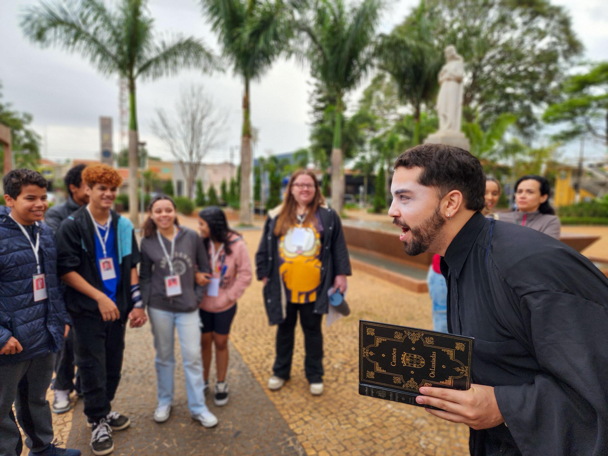 BIBLIOTECA MUNICIPAL RECEBE PROJETO QUE TRANSFORMA LEITURA EM EXPERIÊNCIA INTERATIVA COM ALUNOS DO NEBAM