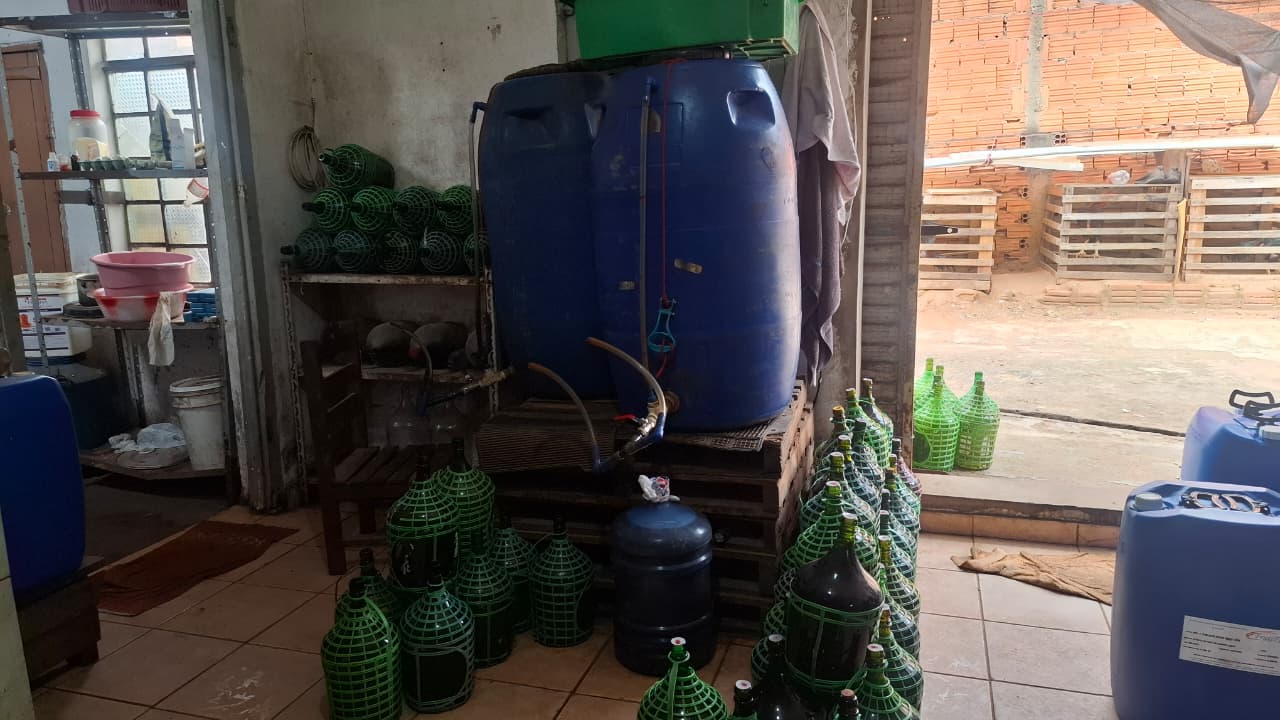 AÇÃO CONJUNTA ENTRE PREFEITURA DE TATUÍ E POLÍCIA CIVIL DESARTICULA FÁBRICA CLANDESTINA DE BEBIDAS E RINHA DE GALOS