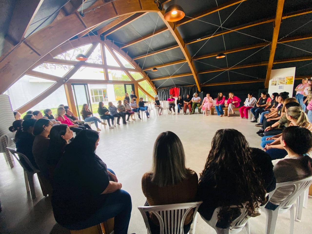 PROJETO “HUMANIZA +”, DA PREFEITURA DE TATUÍ, REALIZA EVENTO EM APOIO À CAMPANHA “OUTUBRO ROSA” COM FUNCIONÁRIAS DO PAÇO