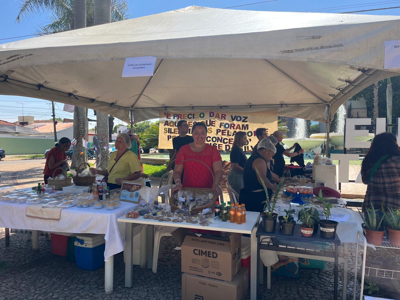 FEIRA DE GERAÇÃO DE RENDA DOS CAPS II, AD E IJ PROMOVE AUTONOMIA E REINSERÇÃO SOCIAL; EVENTO ACONTECE DIA 11/11, NA AVENIDA DAS MANGUEIRAS